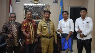 Foto. Penjabat Walikota Kupang, George M. Hadjoh, S.H mendukung inisiatif FKUB Kota Kupang untuk menyelenggarakan lomba kebersihan bagi rumah ibadah di Kota Kupang.
