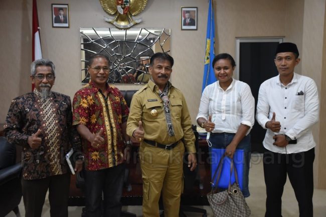 Foto. Penjabat Walikota Kupang, George M. Hadjoh, S.H mendukung inisiatif FKUB Kota Kupang untuk menyelenggarakan lomba kebersihan bagi rumah ibadah di Kota Kupang. 