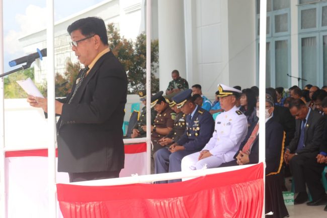 Foto. Wakil Bupati Kupang, Jerry Manafe selaku Inspektur Upacara memimpin upacara Sumpah Pemuda ke 94, di  di lapangan upacara kantor Bupati Kupang, Jumat, (28/10/2022). 