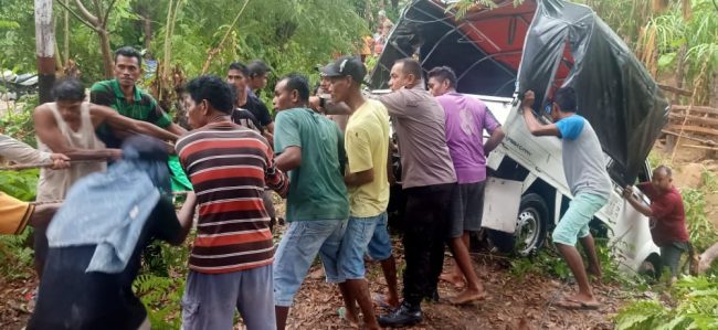 Foto. Kapolsek Sulamu IPDA Delflorintus M. Wee, SH, Ps.Kanit sabhara IPDA Alvian Hamid dan warga Desa Pitai mengevakuasi sebuah mobil pic up yang tergelincir ke sungai.