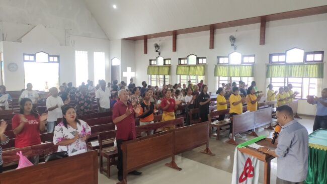 Foto. Ketua Majelis Gereja GMIT Pengharapan Dendeng, Pdt. Daniel Manu, S.Th, saat mempin ibadat pembukaan kegiatan bulan keluarga.