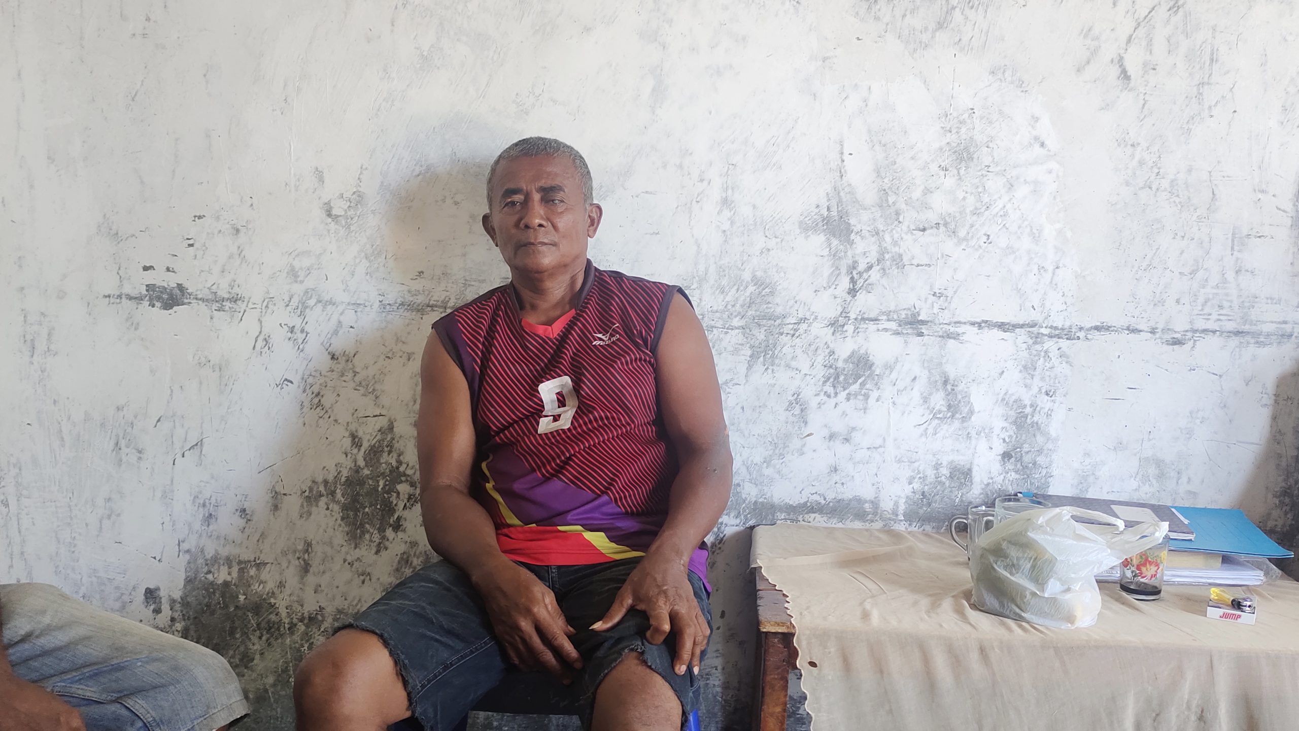 Foto. Jhon Lobo (53) salah satu korban yang selamat dari terbakarnya KM Chantika 77 di Laut Sawu.