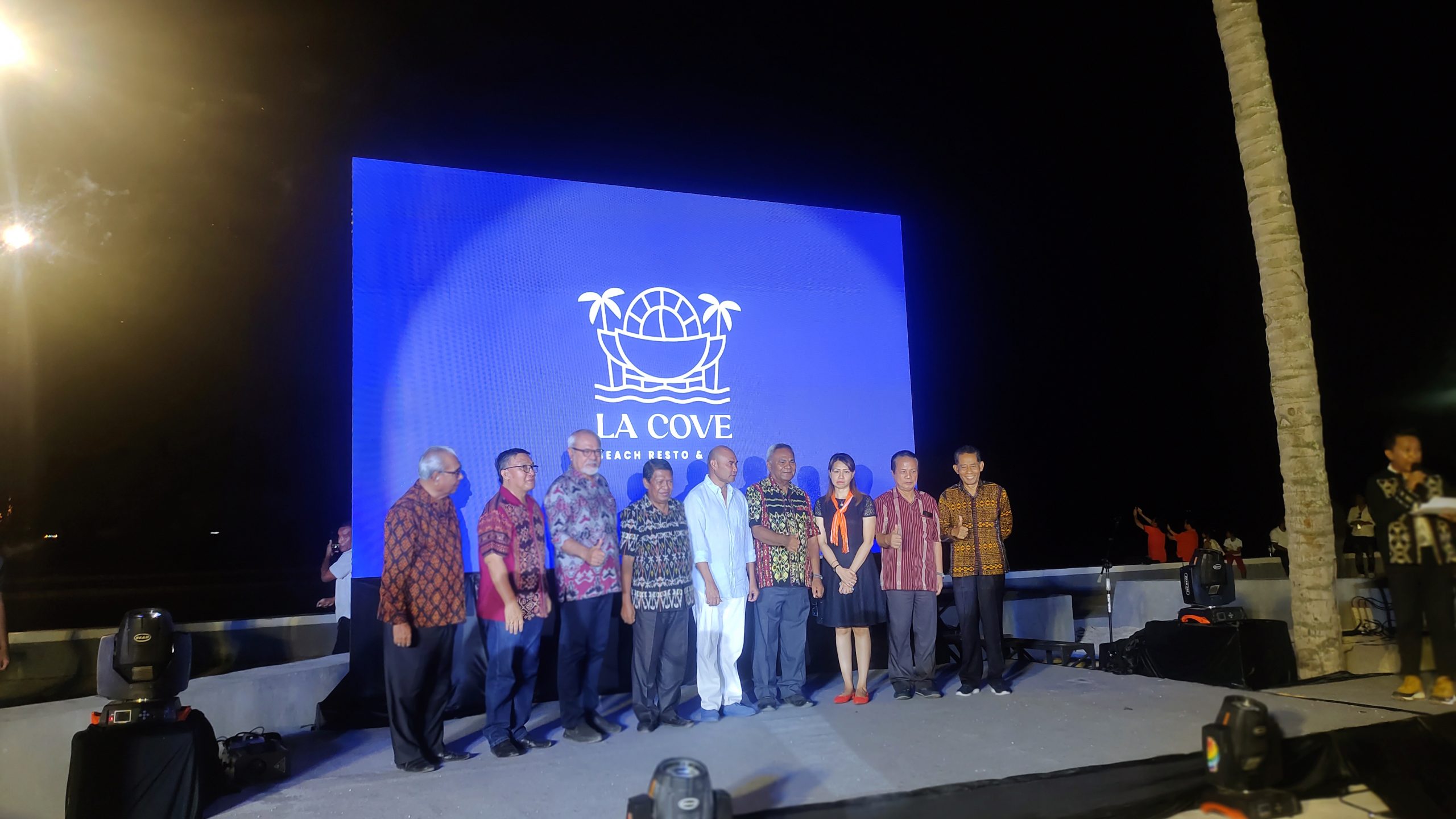 Foto. Gubernur Nusa Tenggara Timur Victor B. Laiskodat secara resmi membuka La Cove Beach Resto dan Bar Coop TLM Indonesia yang berlokasi di pantai wisata Lasiana, Kota Kupang - NTT, Sabtu ( 29/10/2022) malam.