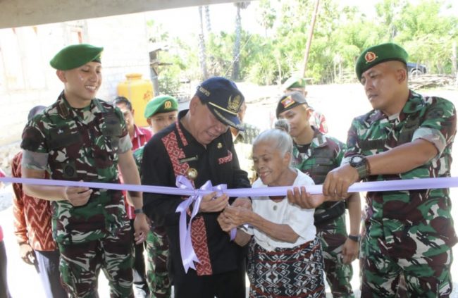 Foto. Bupati Kupang, Korinus Masneno meresmikan rumah milik Bertabesi Pandi, seorang janda berusia 79, merupakan program bedah rumah dari Kompi Zipur C Naibonat dalam rangka Hari Ulang Tahun ke 8 Batalyon Zeni Tempur 18/YKR Kodam IX UDAYANA. 