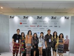 Bunda Julie Laiskodat Boyong 12 Siswa SMK Asal NTT Tampil di Jakarta Fashion Week