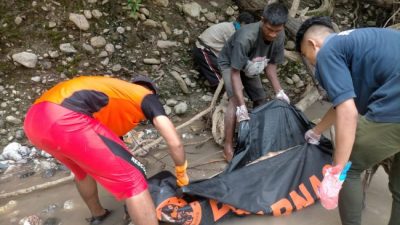 Tim SAR Gabungan berhasil mengevakuasi Ahmad (53) pria asal Bima, Nusa Tenggara Barat yang terseret banjir di Sungai Kleon, Desa Tanini, Kecamatan Takari, Kabupaten Kupang, Nusa Tenggara Timur, Jumat ( 25/11/2022 ) siang.