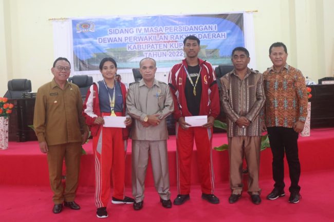 Bupati Kupang Korinus Masneno, menyambut Kontingen Peserta Pekan Olahraga Provinsi (Porprov) NTT ke VIII Tahun 2022,  di ruang sidang utama DPRD Kabupaten Kupang di Oelamasi, Senin ( 28/11/2022).