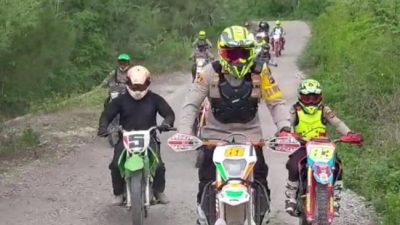 Foto. Inginkan Pelaksanaan Pemilihan Kepala Desa ( Pilkades) Serentak berjalan aman Kapolres Kupang AKBP FX Irwan Arianto S.I.K., M.H, rela mengunakan motor trail, kehujanan hingga menerobos banjir dan berhasil melakukan pemantauan di 4 Kecamatan dan 8 Desa, Senin ( 07/11/2022).