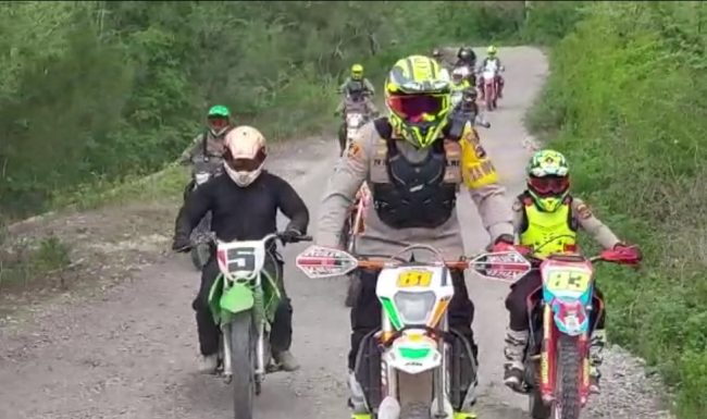 Foto. Inginkan Pelaksanaan Pemilihan Kepala Desa ( Pilkades) Serentak berjalan aman Kapolres Kupang AKBP FX Irwan Arianto S.I.K., M.H, rela mengunakan motor trail, kehujanan hingga menerobos banjir dan berhasil melakukan pemantauan di 4 Kecamatan dan 8 Desa, Senin ( 07/11/2022).