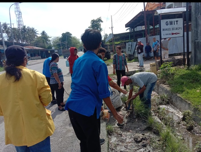 Sejumlah pegawai Kelurahan Lasiana, Kecamatan Kelapa Lima,  Kota Kupang - NTT, melakukan Gerakan Pungut sampah di ruas Jalan Timor Raya Kelurahan Lasiana, Kamis (17/11/2022). 