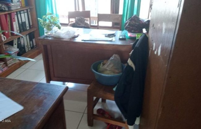 Foto. Tim penilai lomba kebersihan di Kota Kupang menemukan kantor kelurahan yang kondisinya kurang bersih dan terdapat banyak sampah yang berserakan dalam lingkungan kantor.