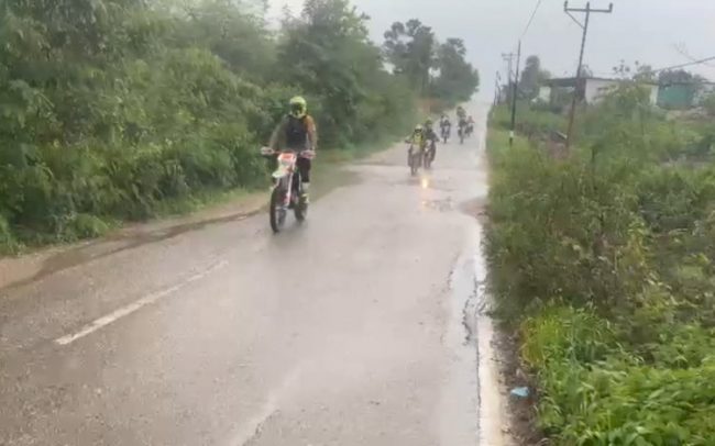 Foto. Kapolres Kupang, AKBP FX Irwan Arianto S.I.K., M.H, rela Gunakan Motor Trail, mandi hujan hingga menerobos banjir pantau Pilkades serentak.
