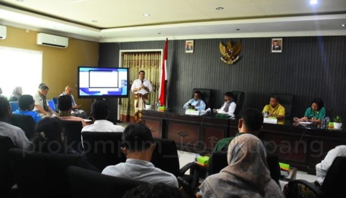Foto. Sekretaris Dinas Komunikasi dan Informatika Kota Kupang, Wildrian Ronald Otta, S.STP., MM. Saat memperkenalkan aplikasi Sodamolek dan Aplikasi Si Pejuang.