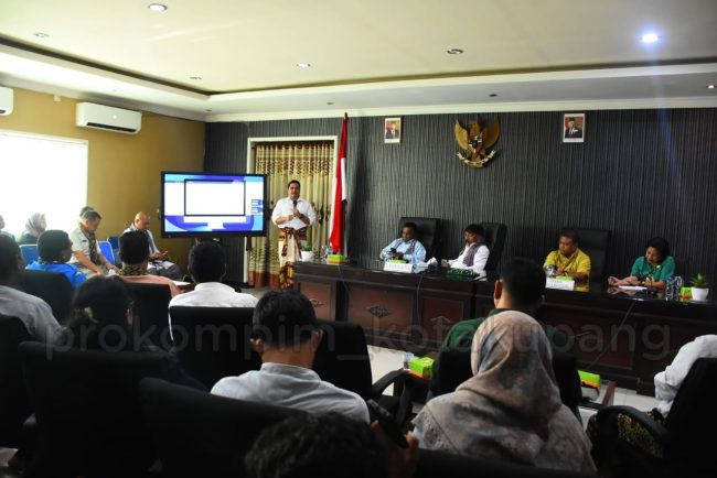 Foto. Sekretaris Dinas Komunikasi dan Informatika Kota Kupang, Wildrian Ronald Otta, S.STP., MM. Saat memperkenalkan aplikasi Sodamolek dan Aplikasi Si Pejuang.