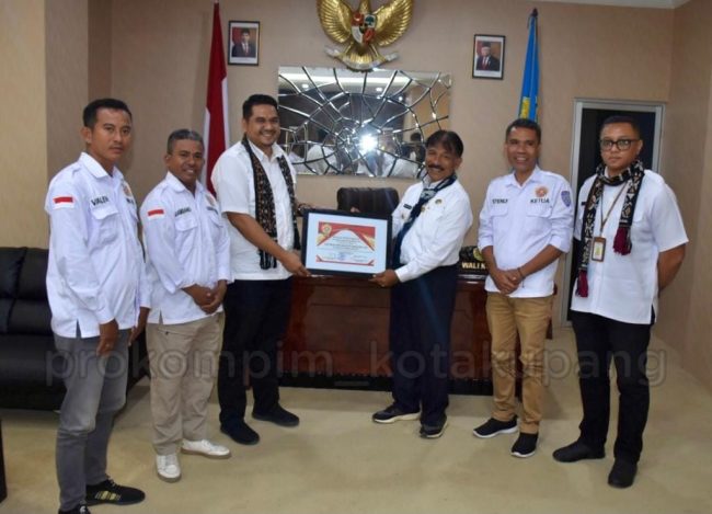 Foto. Penjabat Wali Kota Kupang, George M. Hadjoh, S.H, menerima penghargaan Satyalancana Aditya Karya Mahatva Yudha dari Karang Taruna. (Foto Prokopim Setda Kota Kupang).