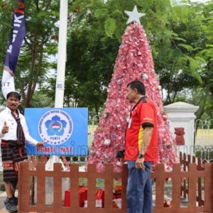 Penjabat Wali Kota Pantau Pemasangan Pohon Natal di Sepanjang Jalan El Tari