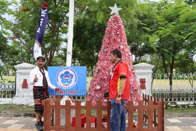 Foto.  Penjabat Wali Kota Kupang, George M. Hajdoh, SH, meninjau pemasangan pohon Natal di sepanjang ruas Jalan El Tari depan Gedung Kantor Gubernur NTT hingga depan tugu/patung HKSN, Jumat (16/12/2022). 