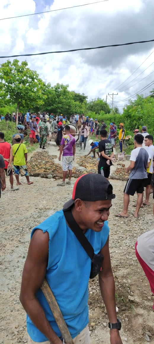 Foto. Terkesan pemerintah tutup mata, puluhan masyarakat Dusun 5 Binlaka, Desa Oeltua, Kecamatan Taebenu, Kabupaten Kupang - NTT, swadaya memperbaiki jalan yang rusak parah yang  dibiarkan bertahun tahun.