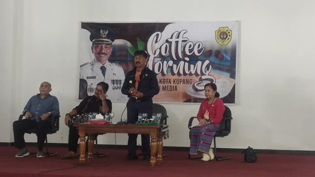 Penjabat Wali Kota Kupang George M. Hadjoh, mengelar coffee morning bersama sejumlah awak media, Jumat ( 02/12/2022) di Aula Rumah Jabatan Wali Kota Kupang.
