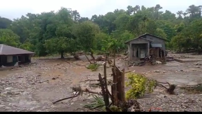 Foto. Puluhan rumah warga Dusun 2, Desa Naitae, Kecamatan Fatuleu Barat, Kabupaten Kupang - NTT tersapu banjir akibat luapan air sungai Siumate.