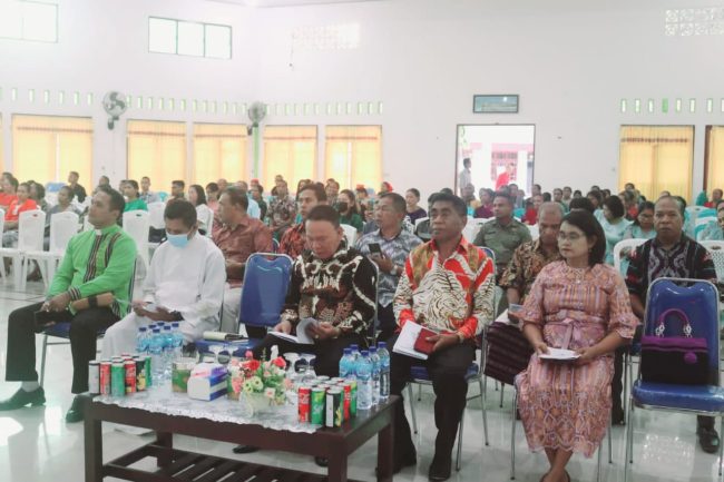 Foto. Bupati Korinus Masneno dan Wakil Ketua DPRD Kabupaten Kupang Johanis Mase, menghadiri Perayaan natal bersama Ikatan Keluarga Besar Timor Timur (IKBTT) Kabupaten Kupang.