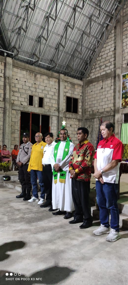 Wakil Bupati Jerry Manafe dan Wakil Ketua DPRD Kabupaten Kupang Johanis Mase menghadiri perayaan Natal Kaum Bapak Seklasi Amabi Oefeto Timur, Rabu ( 11/01).