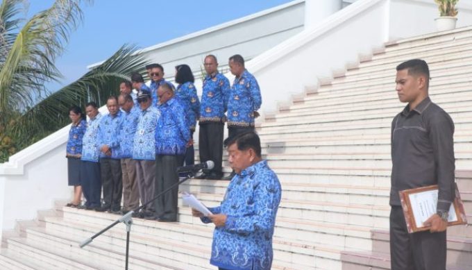 Wakil Bupati Kupang Jerry Manafe, memimpin upacara bendera Kesadaran Disiplin ASN Pemerintah Kabupaten Kupang, bertempat di depan kantor Bupati Kupang, Selasa (16/01) pagi.