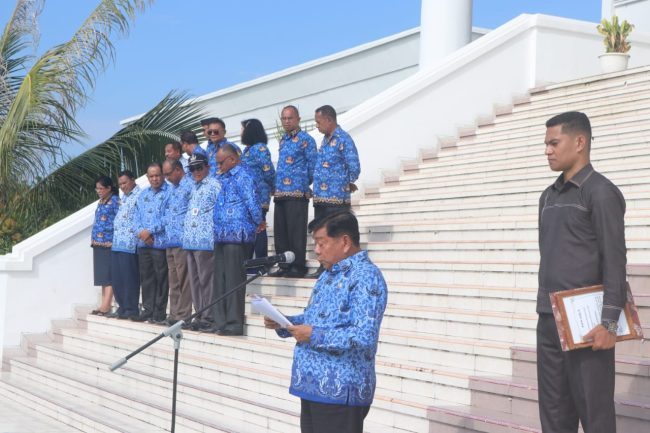 Wakil Bupati Kupang Jerry Manafe, memimpin  upacara bendera Kesadaran Disiplin ASN Pemerintah Kabupaten Kupang, bertempat di depan kantor Bupati Kupang, Selasa (16/01) pagi.