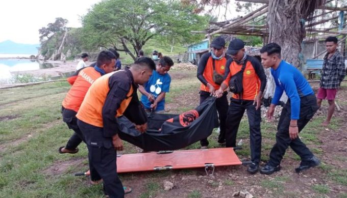 Tim SAR Gabungan berhasil menemukan Ferdi Valentino, korban tenggelam saat memasang pukat di Pantai Panmuti, Desa Noelbaki, Kecamatan Kupang Tengah, Kabupaten Kupang - NTT, Rabu (25/01) pagi.