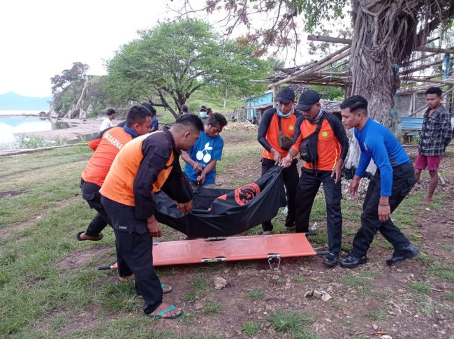 Tim SAR Gabungan berhasil menemukan Ferdi Valentino, korban tenggelam saat memasang pukat di Pantai Panmuti, Desa Noelbaki, Kecamatan Kupang Tengah, Kabupaten Kupang - NTT, Rabu (25/01) pagi.