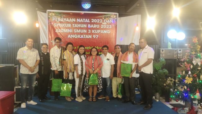Ikatan Alumni SMUN 3 Kota Kupang Angkatan 97 berbagi kasih bersama bapak/ibu guru. 