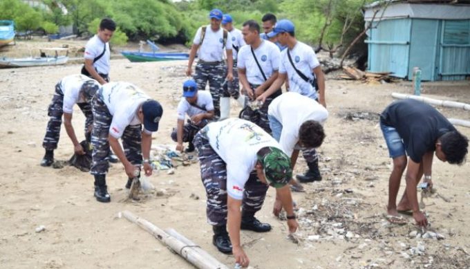Demi menjaga keindahan serta kenyamanan di pantai. Lanudal Kupang melaksanakan Komunikasi Sosial (KomSos) tentang pentingnya kebersihan kawasan pantai kepada para warga desa pesisir dan dilanjutkan Kerja Bhakti dengan para nelayan, bertempat di kawasan pantai nelayan Lasiana, Kecamatan Kelapa Lima, kota Kupang, Jumat (03/02).