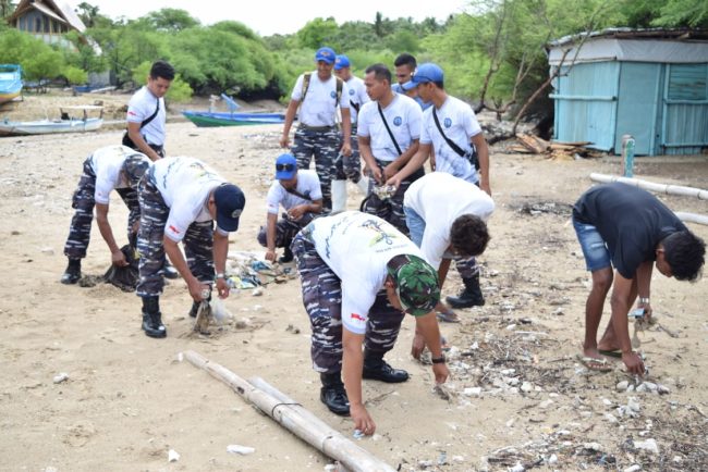 Demi menjaga keindahan serta kenyamanan di pantai. Lanudal Kupang melaksanakan Komunikasi Sosial (KomSos) tentang pentingnya kebersihan kawasan pantai kepada para warga desa pesisir dan dilanjutkan Kerja Bhakti dengan para nelayan, bertempat di kawasan pantai nelayan Lasiana, Kecamatan Kelapa Lima, kota Kupang, Jumat (03/02).