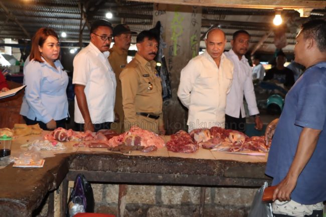 Gubernur NTT, Dr. Viktor B. Laiskodat turun langsung bersama Penjabat Wali Kota Kupang, George M. Hadjoh, SH, melakukan pemantauan harga di Pasar Kasih Naikoten, Kota Kupang, Senin (13/2). 