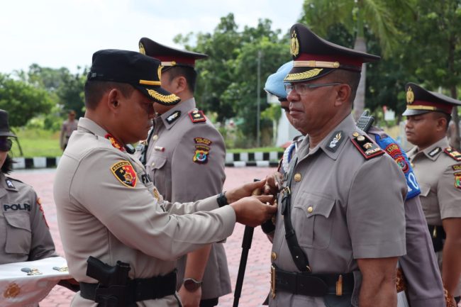 Polres Kupang mengelar upacara 
Serah Terima (Sertijab) 7 pejabat utama bertempat di lapangan upacara karpet merah Polres Kupang, Jumat (24/02) pagi.