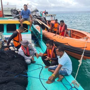 Alami Mati Mesin di Pulau Kera, Basarnas Kupang Evakuasi 12 Kru KM Exel