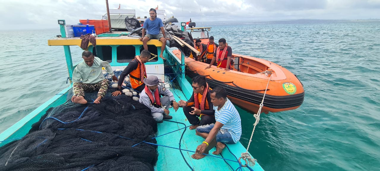 Foto. Alami Mati Mesin di Pulau Kera, Basarnas Kupang Evakuasi 12 Kru KM Exel.