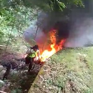 Sigap Datangi Titik Api, Anggota Polsek Fatuleu Berhasil Padamkan Api di Hutan Camplong