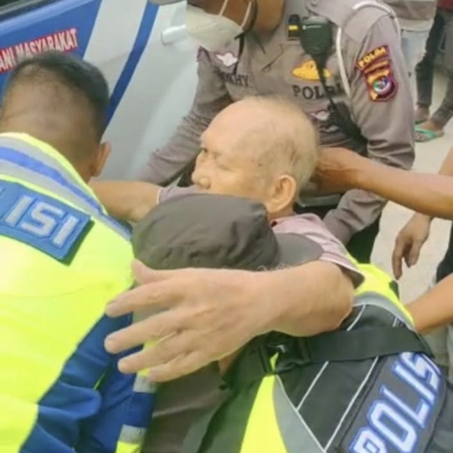 Foto. Terjebak Macet di Lokasi Longsor Takari, Personil BKO Ditlantas Polda NTT Berhasil Evakuasi Orang Sakit.