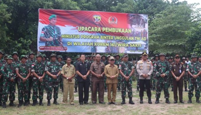 Foto. Bupati Kupang, Korinus Masneno Hadiri Upacara miniatur Program Binter TNI-AD di Desa Sumlili.