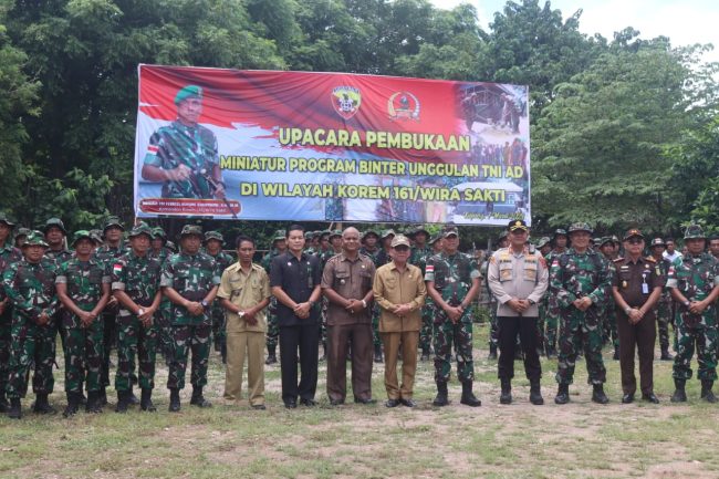 Foto. Bupati Kupang, Korinus Masneno Hadiri Upacara miniatur Program Binter TNI-AD di Desa Sumlili.