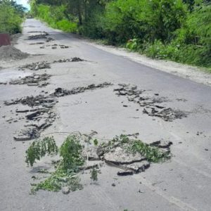 Pekerja Ruas Jalan Oekabiti – Oemoro Siap Benahi Jalan yang Rusak