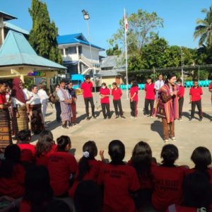 Julie Sutrisno Laiskodat Kampanyekan Makan Ikan dan Kelor Untuk Siswa SMA 1 Kupang