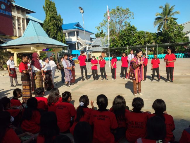 Julie Sutrisno Laiskodat Kampanyekan Makan Ikan dan Kelor Untuk Siswa SMA 1 Kupang.