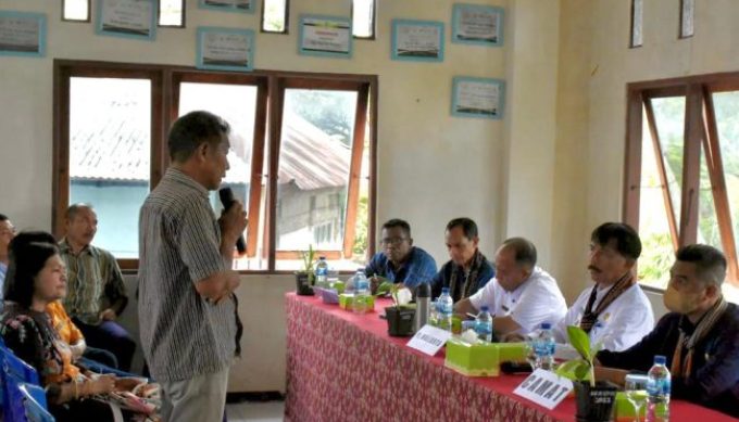Warga Kelurahan Bakunase minta Pemerintah Kota Kupang untuk menindak tegas oknum yang membuang sampah tidak pada tempatnya.