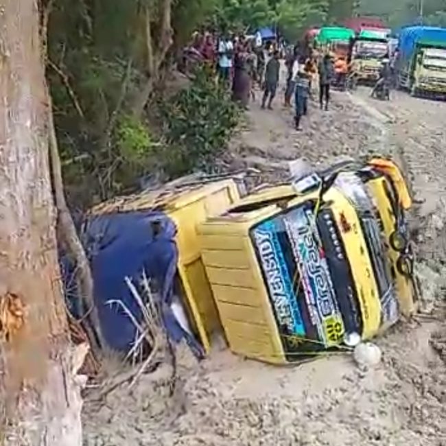 Foto.  Insiden kecelakaan tunggal terjadi di lokasi longsor ruas jalan Timor Raya Kilo Meter 72, Kelurahan Takari,  Kecamatan Takari, Kabupaten Kupang - NTT, Rabu (01/03) siang.