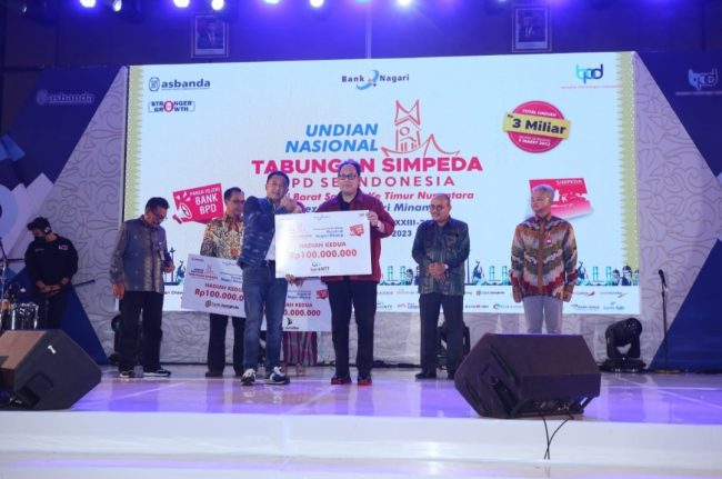 Foto. Undian Nasional Tabungan Simpeda, Nasabah Bank NTT Raih Hadiah Utama Rp 100 Juta.