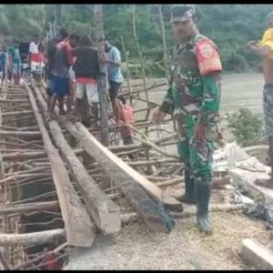 Babinsa dan Warga Manubelon Gotong Royong Perbaiki  Orpit Jembatan Termanu