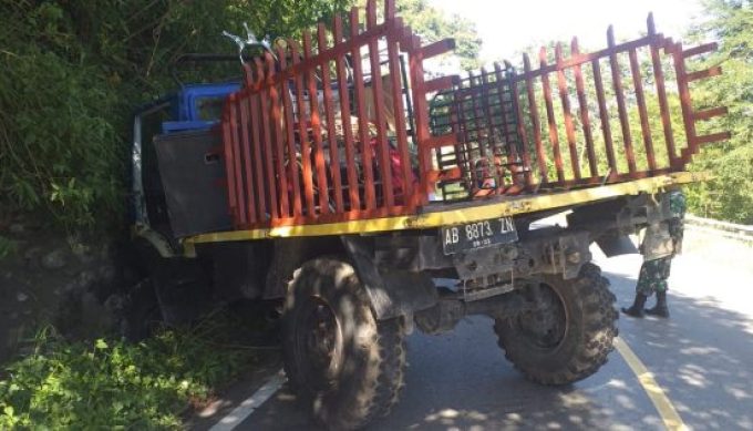 Foto. Rem Blong, Mobil Onimok di Tumpangi Wakil Bupati TTS Alami Kecelakaan.
