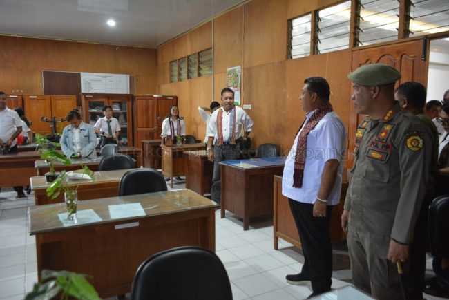 Foto. Sidak Hari Pertama Kerja, Penjabat Wali Kota Kupang dan Sekda Temukan Banyak ASN Tidak Masuk Tanpa Berita.